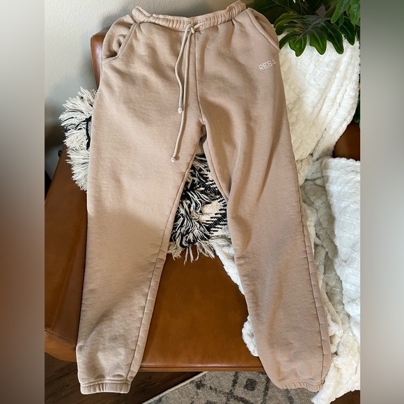 RESA Bodhi sweatpants in sand. - Picture 6 of 8